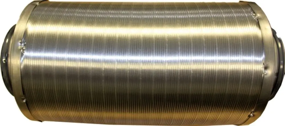 Schalldämpfer aus Metall mit gerippter Oberfläche, geeignet für Lüftungsanlagen. Gezeigt ist ein Produkt der Marke Wolf.